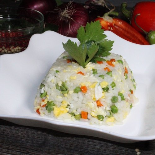 Рис с омлетом и овощами