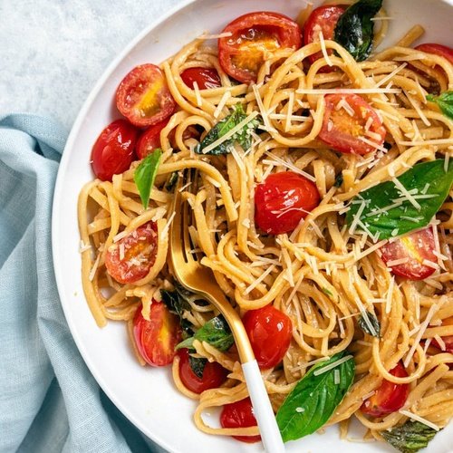 Ржаные спагетти с томатами и сельдереем